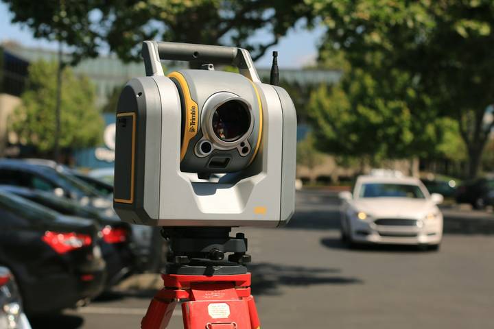 3D-Scanstation auf einem Stativ im Freien