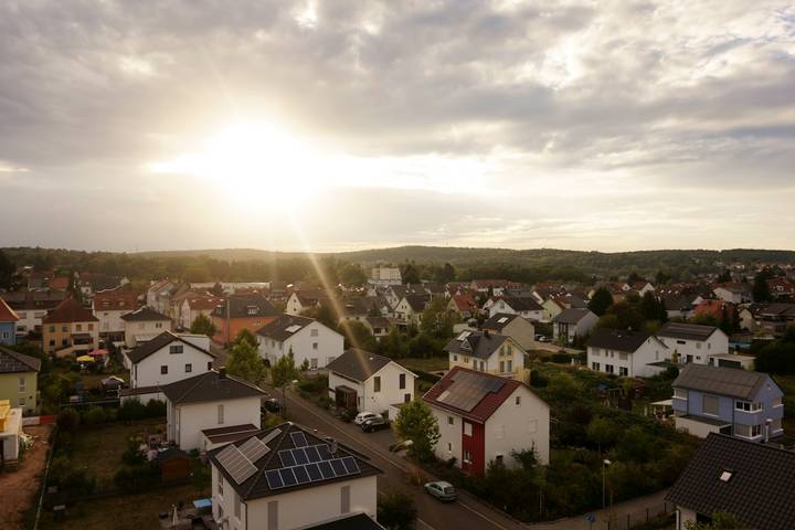 Wohngebiet mit Einfamilienhäusern und Gärten aus der Vogelperspektive