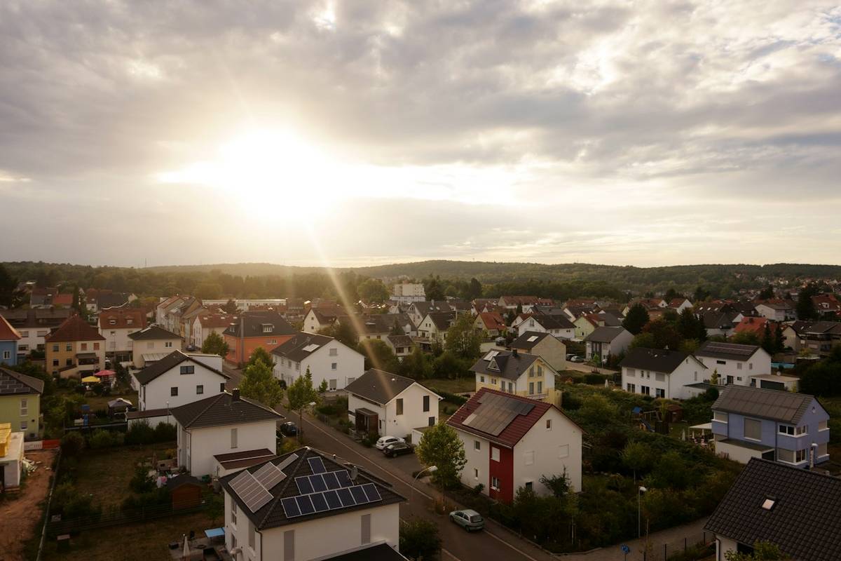 Wohngebiet mit Einfamilienhäusern und Gärten aus der Vogelperspektive