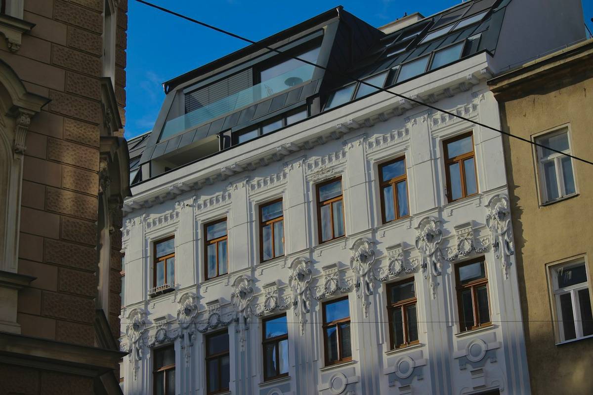 Gründerzeit-Mehrfamilienhaus mit ausgebautem, verglastem Dachgeschoss