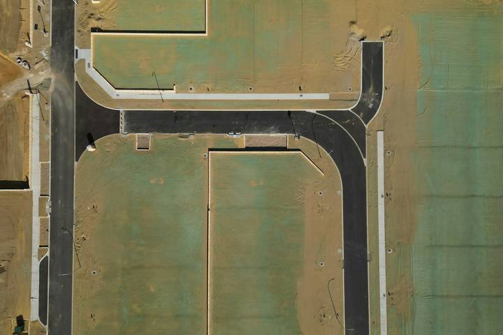 Luftbild erschlossener, noch unbebauter Grundstücke mit neuer Straße